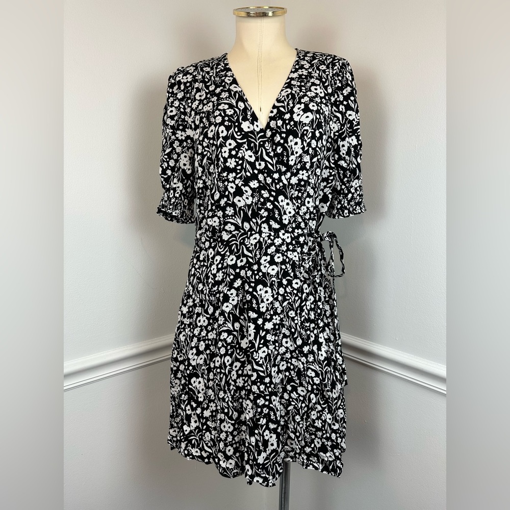 BANANA REPUBLIC Black & White Print Wrap Mini Dress NWT | Size 10 - Picture 3 of 16